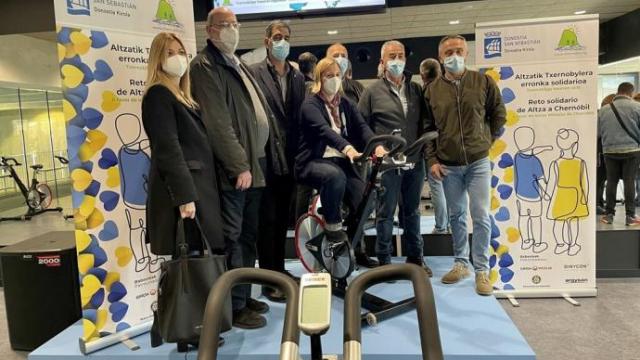 Integrantes de Chernobil Elkartea, junto al alcalde y el concejal de Deportes, en la sala en la que se desarrollará el reto.