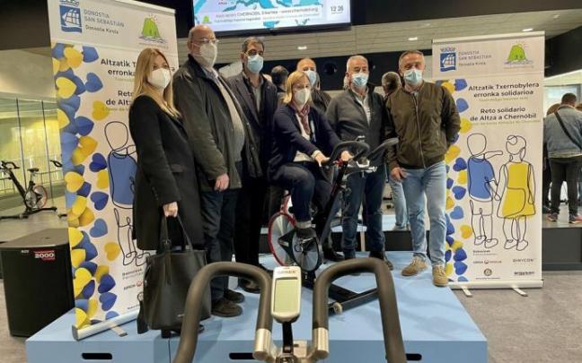 Integrantes de Chernobil Elkartea, junto al alcalde y el concejal de Deportes, en la sala en la que se desarrollará el reto.