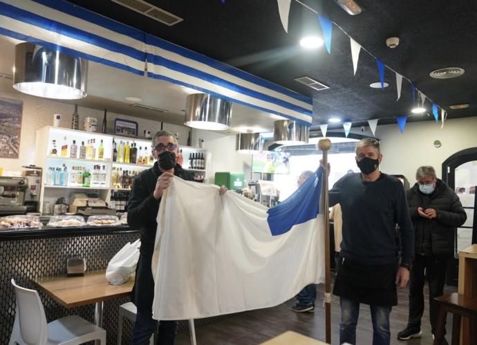 Jaime Aranzeta y Julen Etxazarreta, del bar-restaurante Artikutza de Benta Berri, con una bandera de Donostia