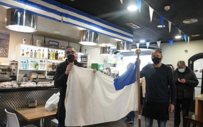 Jaime Aranzeta y Julen Etxazarreta, del bar-restaurante Artikutza de Benta Berri, con una bandera de Donostia Jaime Aranzeta y Julen Etxazarreta, del bar-restaurante Artikutza de Benta Berri, con una bandera de Donostia