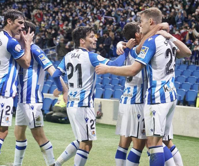 Los jugadores de la Real se abrazan en uno de los goles