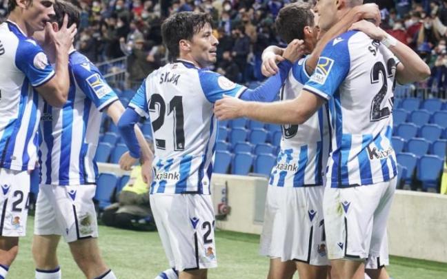 Los jugadores de la Real se abrazan en uno de los goles