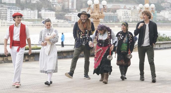 Participantes en la presentación de las fiestas callejeras del próximo fin de semana en Donostia.