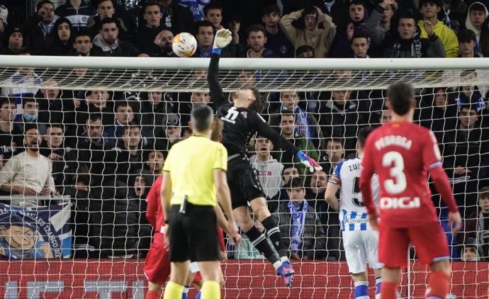 Remiro despeja un balón en el partido contra el Espanyol