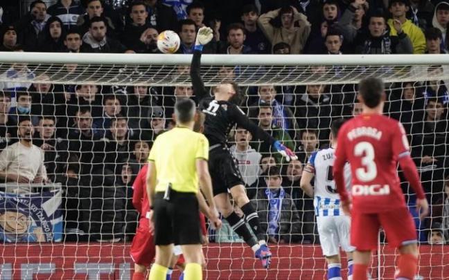 Remiro despeja un balón en el partido contra el Espanyol