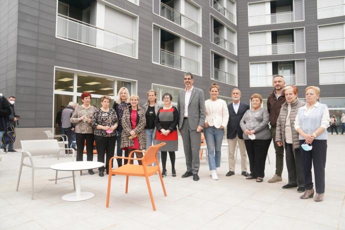 Socios de Intxaurralde, junto al alcalde y otros corporativos, durante la inauguración de la nueva sede.