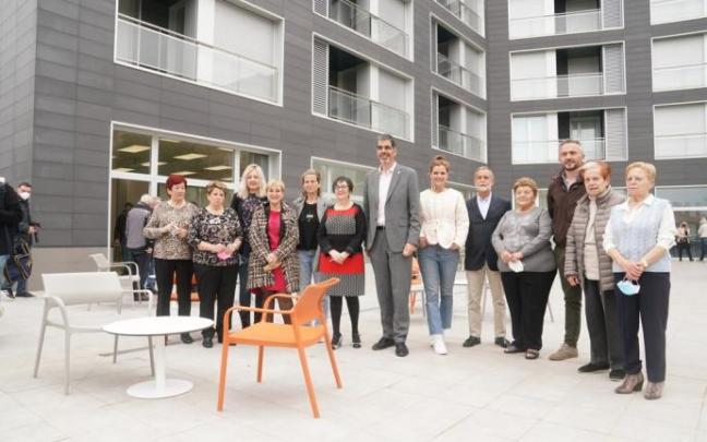 Socios de Intxaurralde, junto al alcalde y otros corporativos, durante la inauguración de la nueva sede.