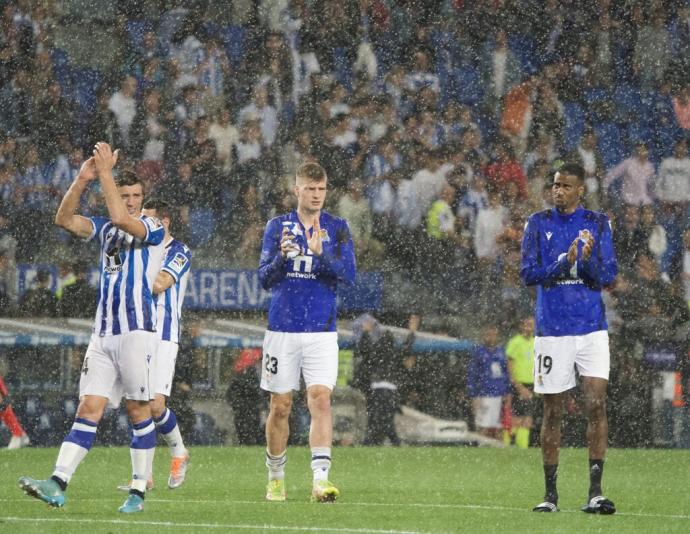 Sorloth aplaude al público de Anoeta al finalizar el encuentro ante el Atlético