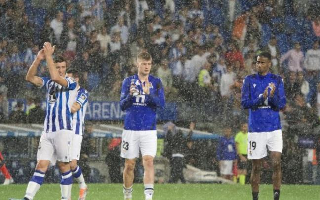 Sorloth aplaude al público de Anoeta al finalizar el encuentro ante el Atlético Sorloth aplaude al público de Anoeta al finalizar el encuentro ante el Atlético