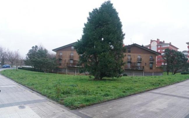 Solar junto a la calle Galicia, en donde se construirá el nuevo Salón del Reino de los Testigos de Jehová.