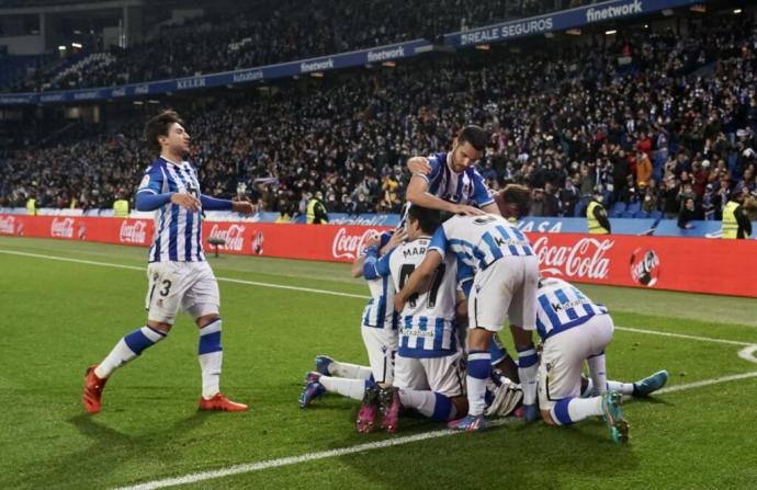 Los jugadores de la Real celebran el gol de Isak