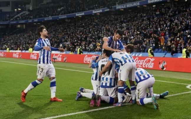 Los jugadores de la Real celebran el gol de Isak Los jugadores de la Real celebran el gol de Isak