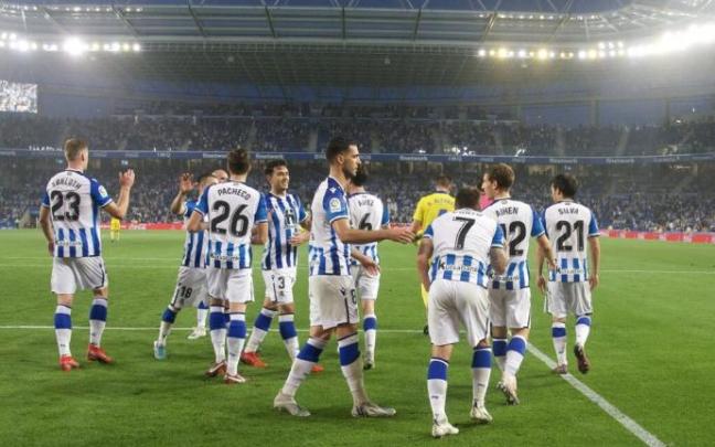 Los jugadores de la Real tras uno de los goles ante el Cádiz