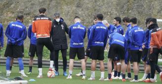 Imanol habla con sus jugadores en el entrenamiento