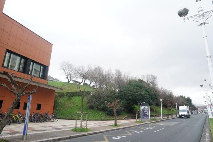 Talud de la avenida de Navarra donde se construirá el segundo edificio del Basque Culinary Center, bautizado ya como GOe.