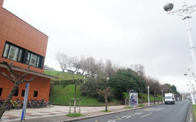 Talud de la avenida de Navarra donde se construirá el segundo edificio del Basque Culinary Center, bautizado ya como GOe.