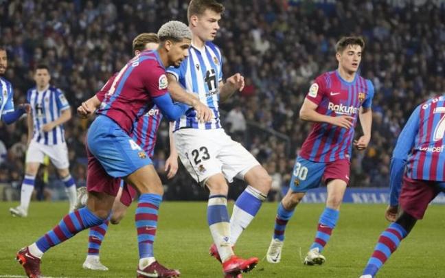 Sorloth rodeado de jugadores azulgranas