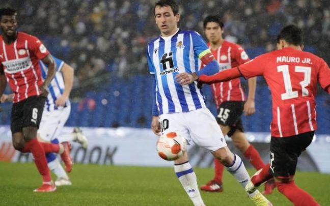 Oyarzabal disputa el balón con un jugador del PSV