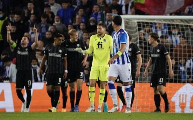 Remiro se lamenta tras el gol del Sturm Graz.