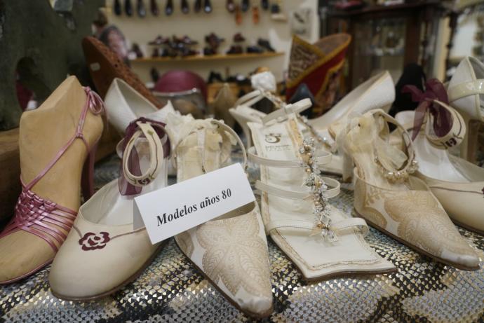 Modelos de zapatos de los años 80, expuestos en Calzados Larra de Donostia.