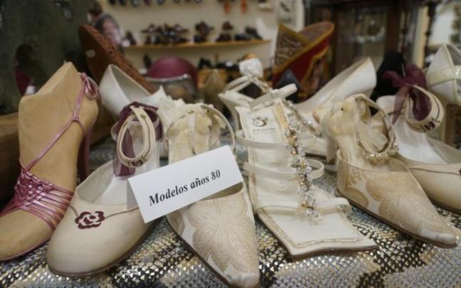 Modelos de zapatos de los años 80, expuestos en Calzados Larra de Donostia.