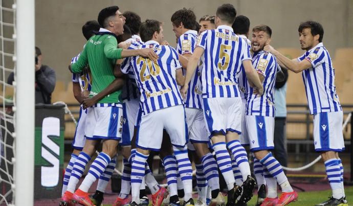 Los jugadores de la Real celebran el gol de Mikel Oyarzabal.