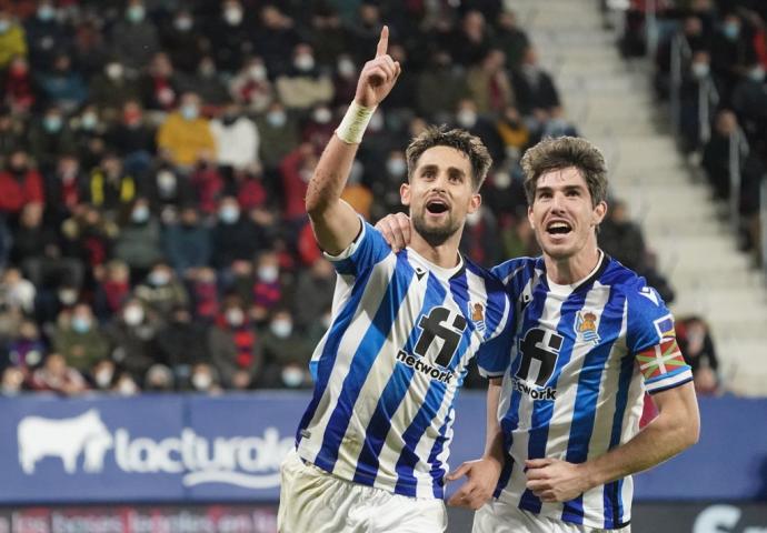 Januzaj y Aritz Elustondo celebran el gol del belga, que supuso el 0-2 para la Real en El Sadar.