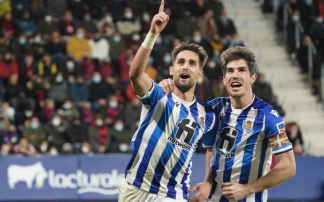 Januzaj y Aritz Elustondo celebran el gol del belga, que supuso el 0-2 para la Real en El Sadar.