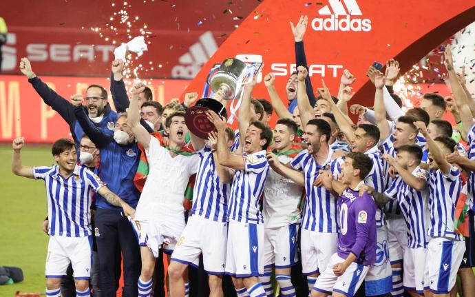 Los jugadores de la Real levantan la Copa del Rey lograda en Sevilla en abril.