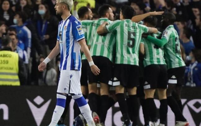 Los jugadores del Betis celebran uno de los goles en Anoeta