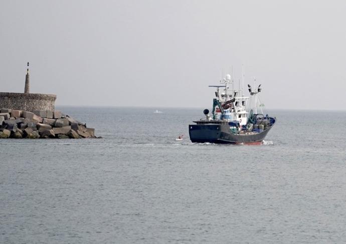 Un barco abandona el puerto de refugio de Hondarribia, este lunes.