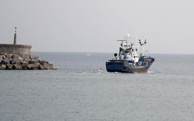 Un barco abandona el puerto de refugio de Hondarribia, este lunes.