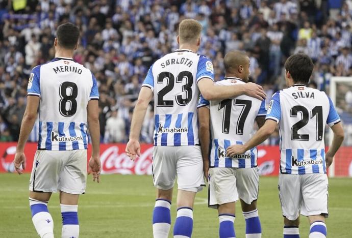 Los jugadores de la Real celebran uno de los tantos