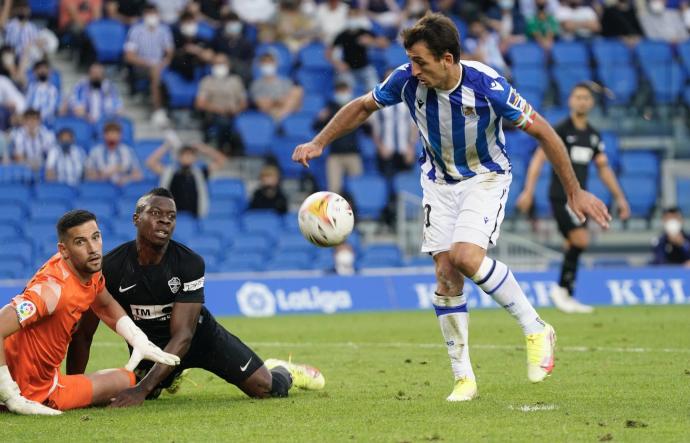 Mikel Oyarzal se dispone a meter el gol de la victoria.