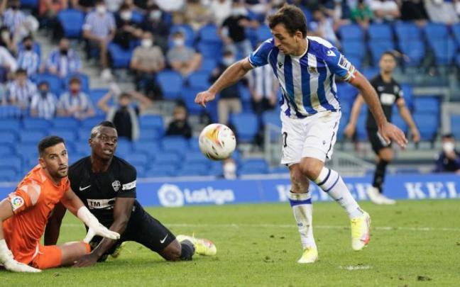 Mikel Oyarzal se dispone a meter el gol de la victoria.