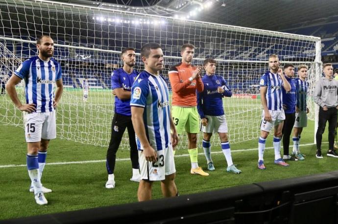 Los jugadores del Sanse agradecen el apoyo de la afición en el último partido de la temporada en Anoeta.