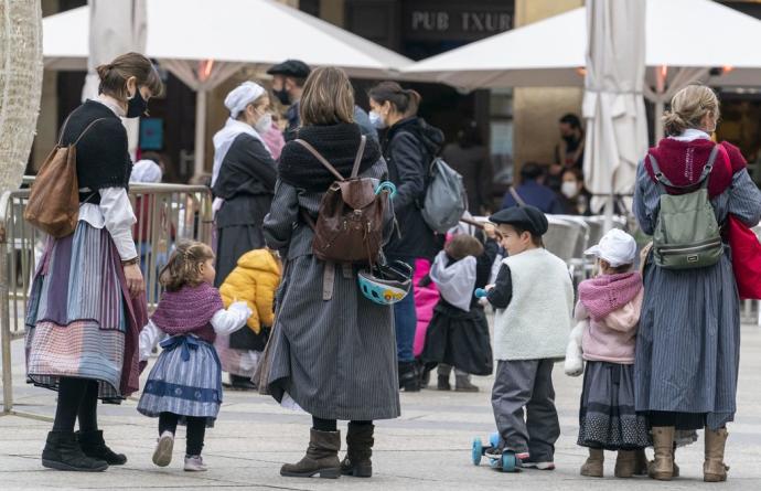 Varias personas vestidas de baserritarras durante el 21 de diciembre de 2020, cuando la celebración de Santo Tomás quedó suspendida por el coronavirus