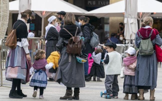 Varias personas vestidas de baserritarras durante el 21 de diciembre de 2020, cuando la celebración de Santo Tomás quedó suspendida por el coronavirus