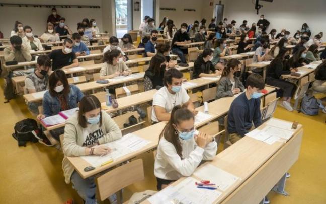 Estudiantes durante la EBAU en 2021 Estudiantes durante la EBAU en 2021