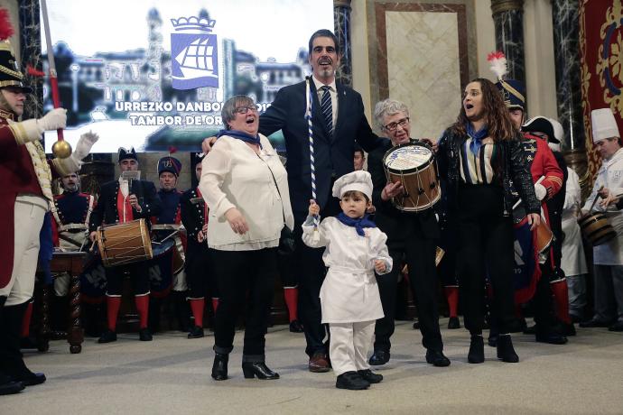 Rosa García, de Stop Desahucios, recibió el Tambor de Oro en 2019.