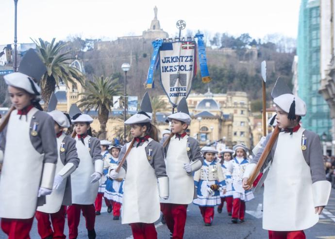 Compañía de Jakintza Ikastola en la Tamborrada Infantil de 2020