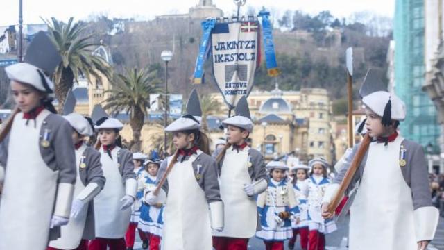 Compañía de Jakintza Ikastola en la Tamborrada Infantil de 2020