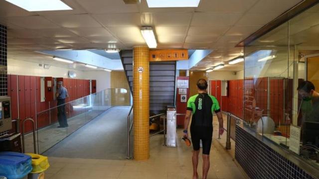 Un usuario camina por las cabinas de La Concha