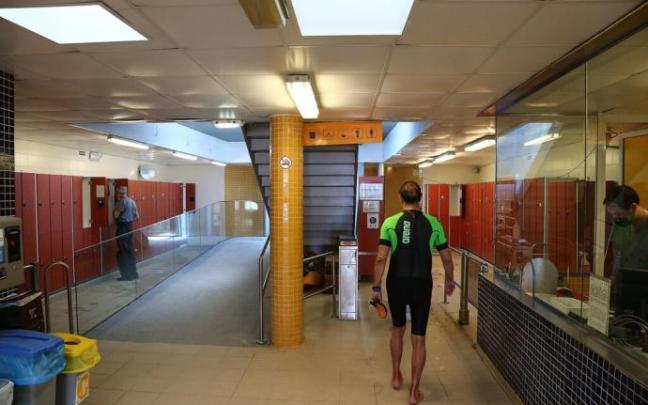 Un usuario camina por las cabinas de La Concha