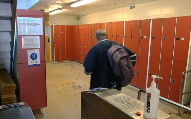 Un usuario sale de las cabinas de La Concha. Un usuario sale de las cabinas de La Concha.