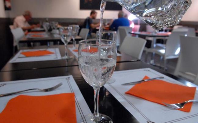Un restaurante sirve agua del grifo
