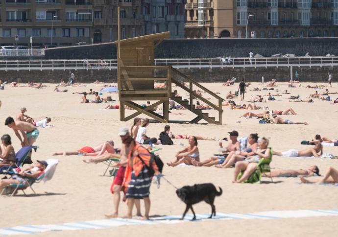 La playa de la Zurriola, con una de las nuevas torretas de los socorristas, y un perro, que no podrá volver al arenal hasta octubre.