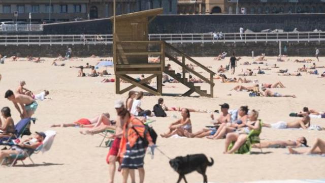 La playa de la Zurriola, con una de las nuevas torretas de los socorristas, y un perro, que no podrá volver al arenal hasta octubre.