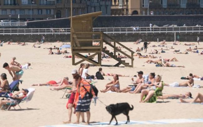 La playa de la Zurriola, con una de las nuevas torretas de los socorristas, y un perro, que no podrá volver al arenal hasta octubre.