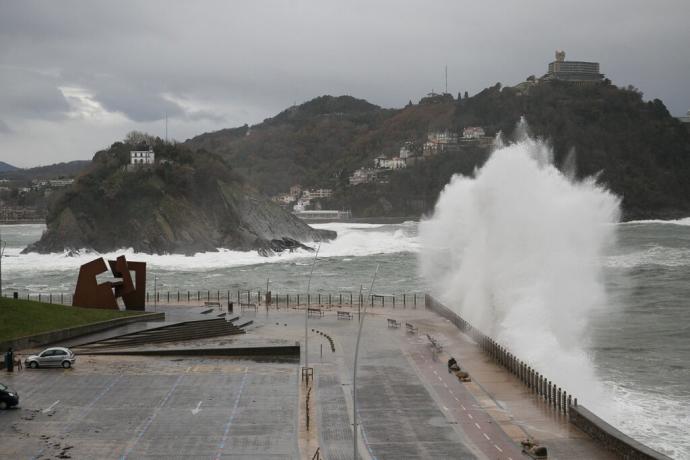 Olas en el Paseo Nuevo